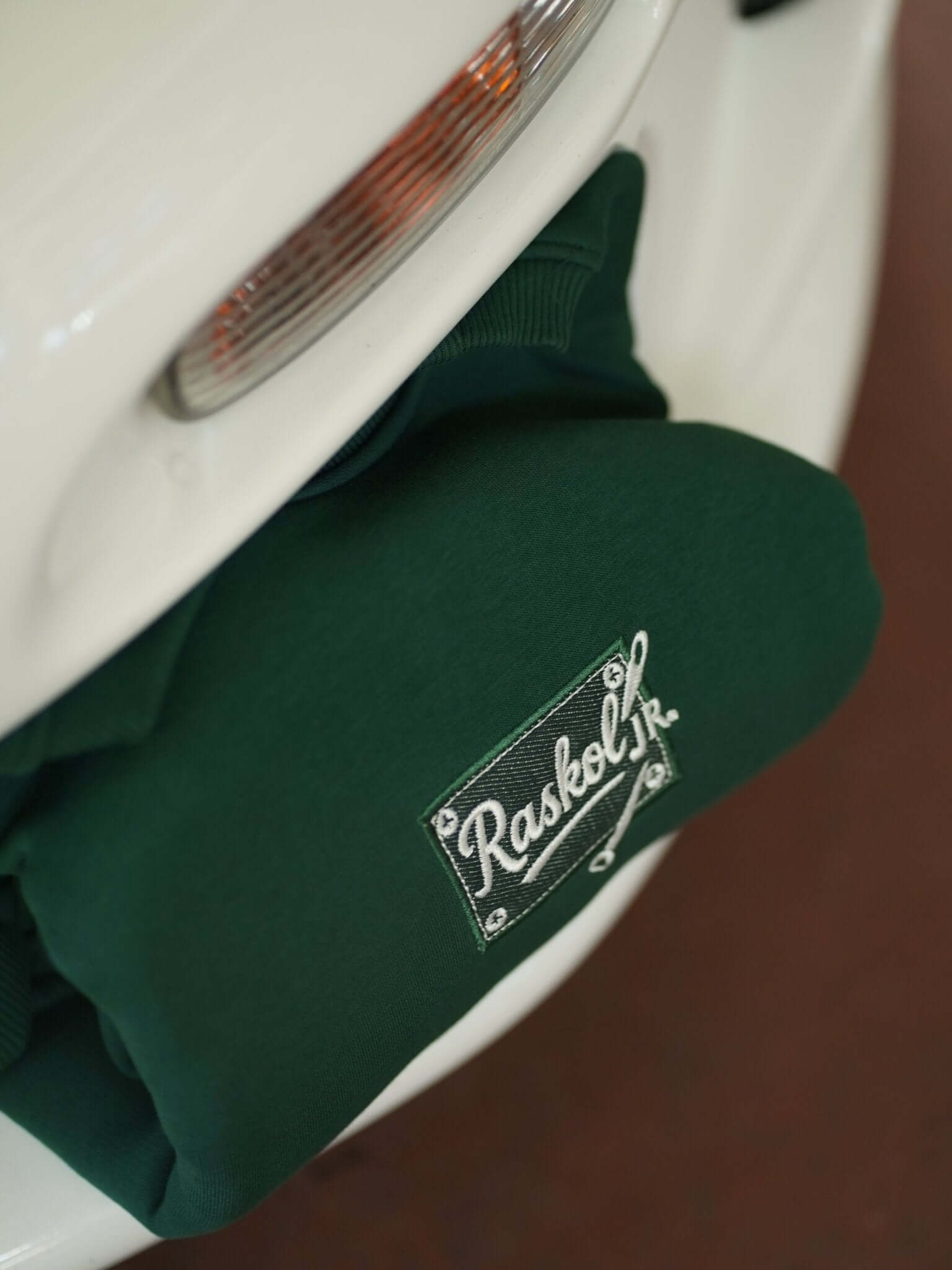 Raskol JR. Nefti Yeşil Sweatshirt displayed on a car for a trendy look.