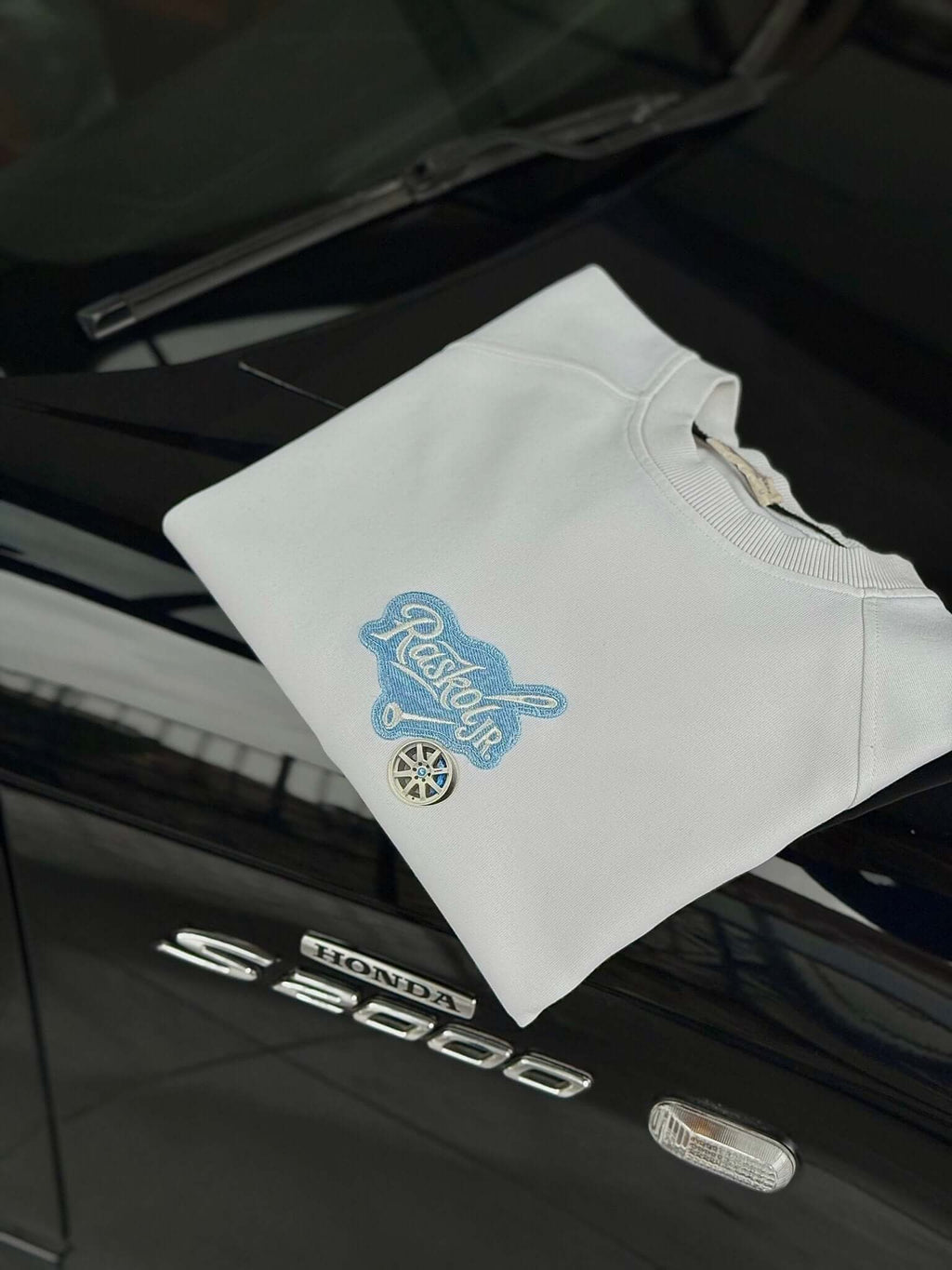 Raskol JR. Ekru Beyaz Mavi Denim&Jant Detaylı Sweatshirt on Honda S2000, showcasing denim details.