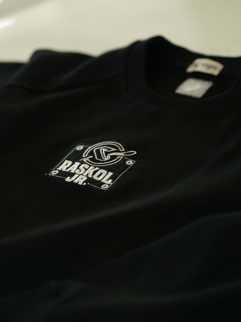 Raskol JR. Gece Siyah Sweatshirt, yüksek gramajlı kumaş ve denim detaylarla tasarlandı.